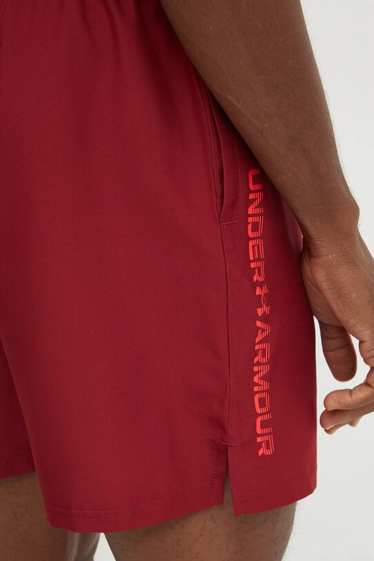 Under Armour pantaloni scurți de antrenament Tech burgundia 1383356