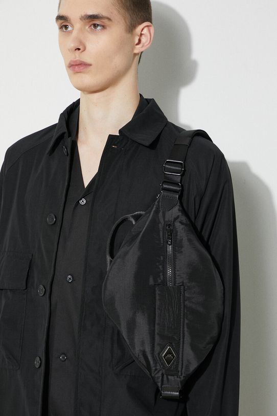 Ledvinka A-COLD-WALL* Diamond Crossbody hladký černá ACWUG120