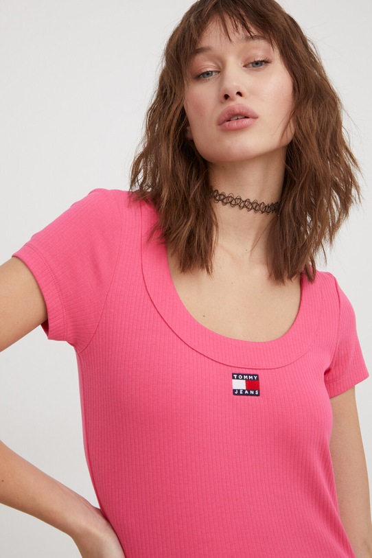 Tommy Jeans t-shirt aplikacja różowy DW0DW17396