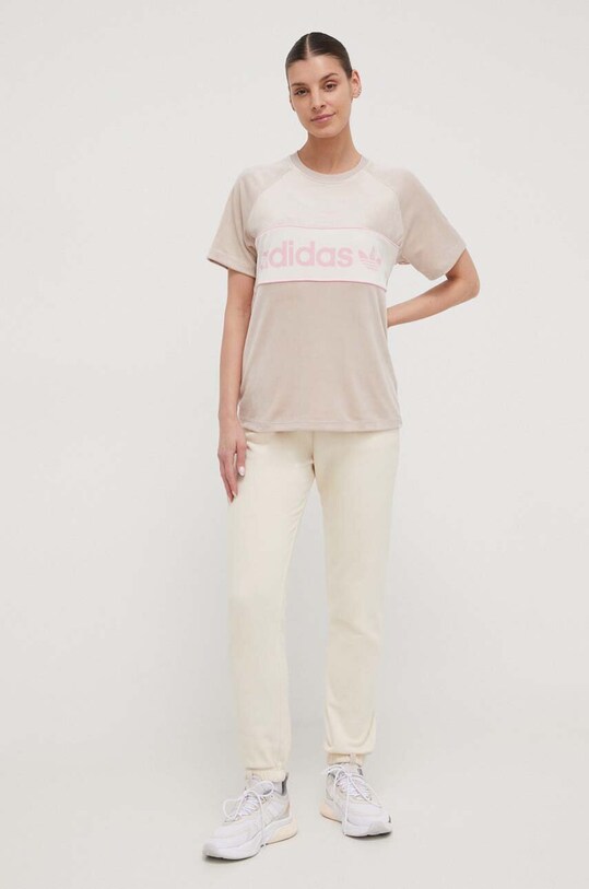 Кадифена тениска adidas Originals IR5276 бежов SS24