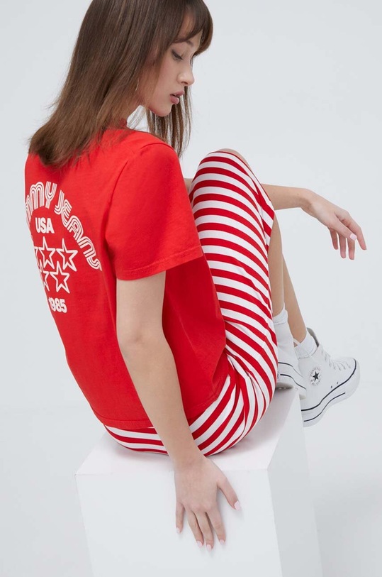 Βαμβακερό μπλουζάκι Tommy Jeans στάμπα κόκκινο DW0DW17831