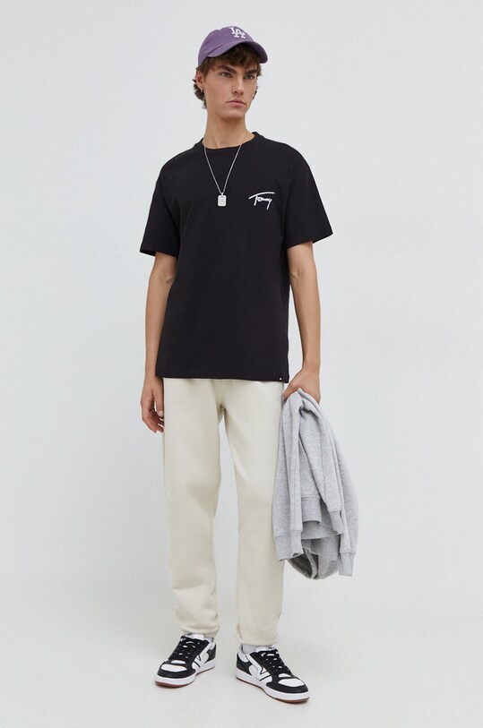 Bavlnené tričko Tommy Jeans DM0DM17994 čierna SS24