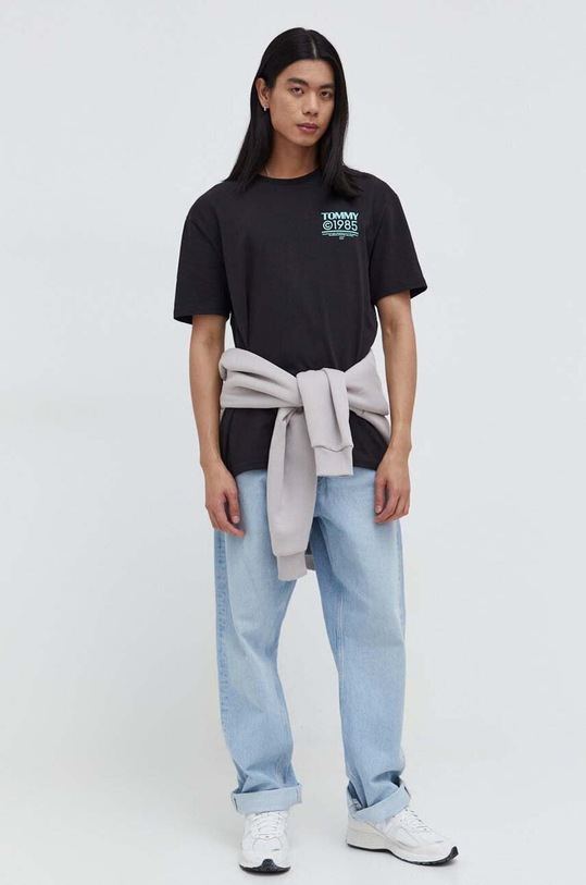 Bavlnené tričko Tommy Jeans DM0DM18284 čierna SS24