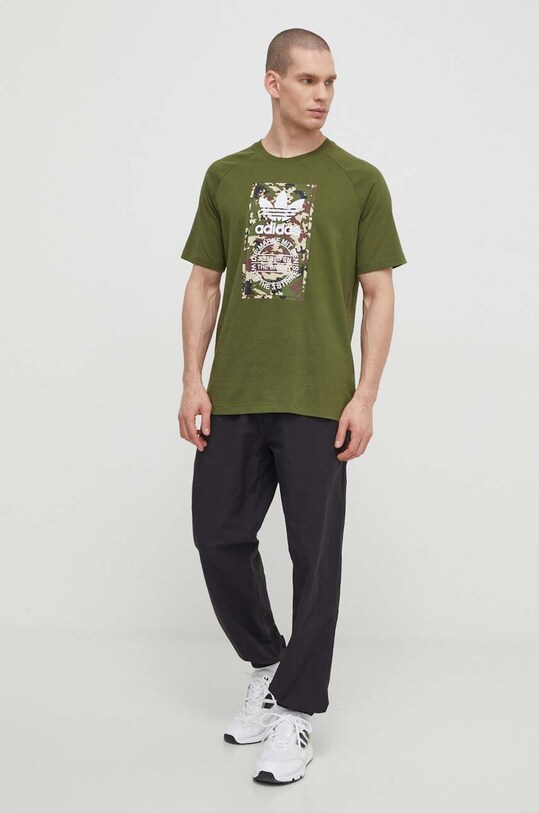 Памучна тениска adidas Originals Camo Tongue IS0248 зелен SS24
