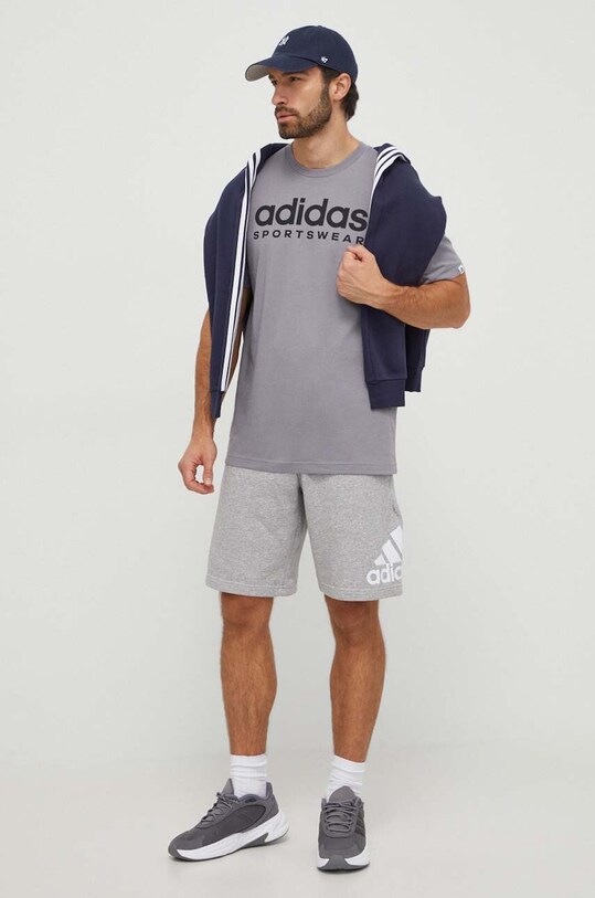Памучна тениска adidas IW8836 сив AW24