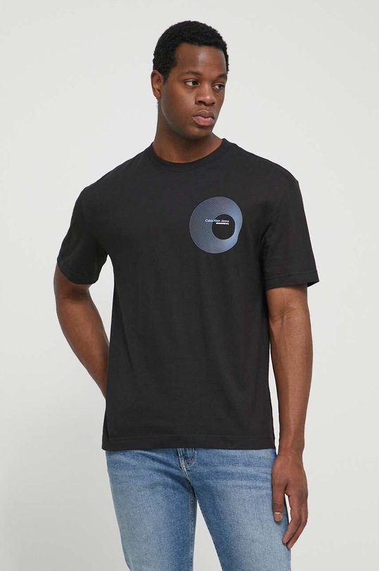 Βαμβακερό μπλουζάκι Calvin Klein Jeans στάμπα μαύρο J30J325200