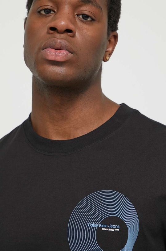 Βαμβακερό μπλουζάκι Calvin Klein Jeans μαύρο J30J325200