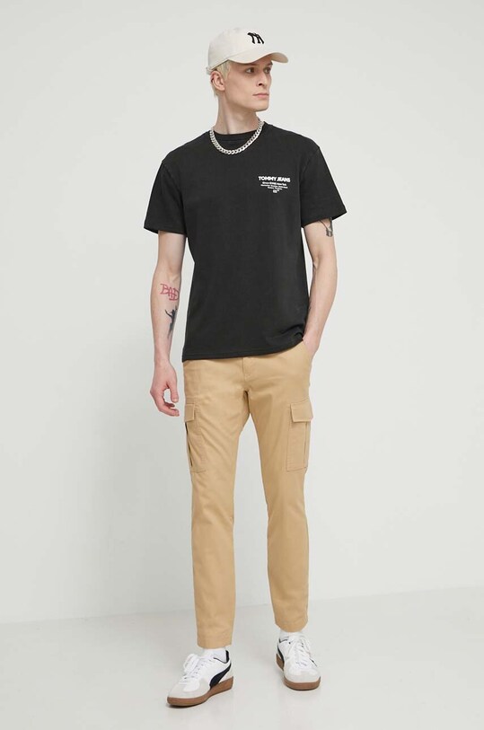 Бавовняна футболка Tommy Jeans DM0DM18591 чорний SS24
