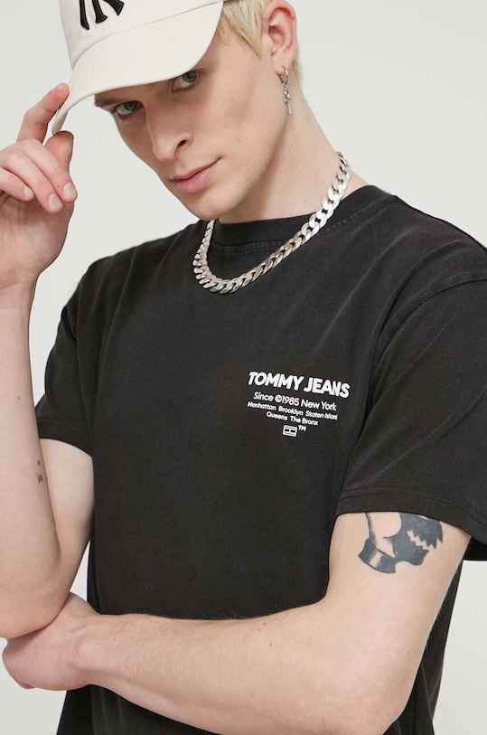 Бавовняна футболка Tommy Jeans чорний DM0DM18591
