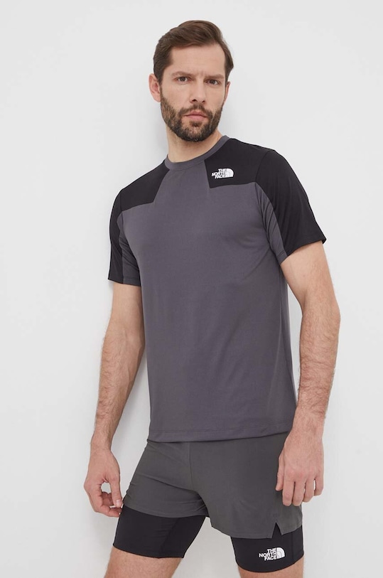 The North Face tricou sport Mountain Athletics cu modele gri NF0A87JJWUO1