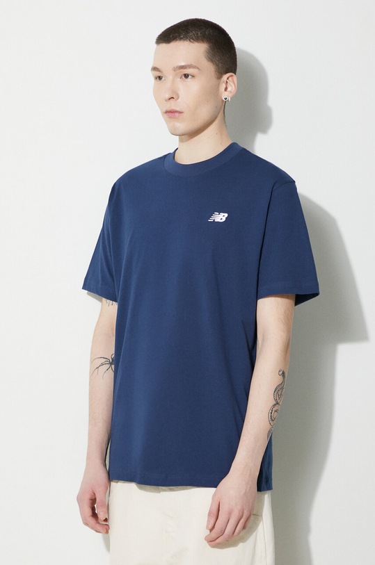 Памучна тениска New Balance Small Logo тъмносин MT41509NNY