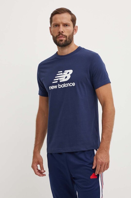 New Balance t-shirt bawełniany Sport Essentials nadruk granatowy MT41502NNY