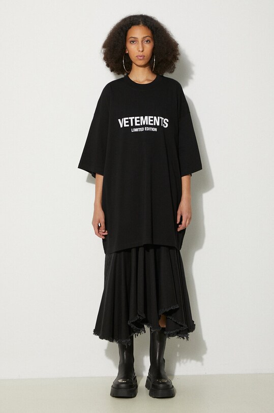 Хлопковая футболка VETEMENTS Limited Edition Logo T-Shirt UE64TR800B чёрный SS24