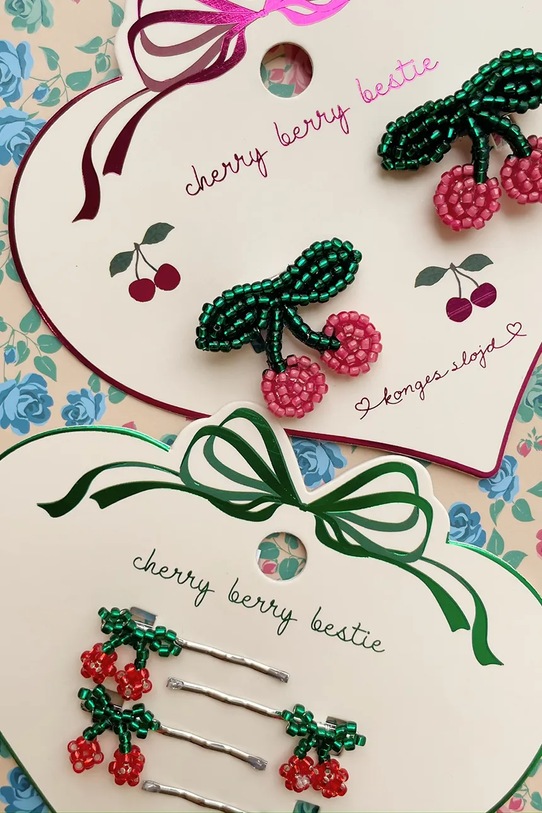 Konges Sløjd spinki do włosów dziecięce 4 PACK MINI CHERRY HAIR PIN KS103215 czerwony