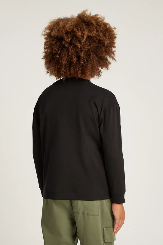 Дитячий бавовняний лонгслів Calvin Klein Jeans чорний IB0IB02354.PPYA