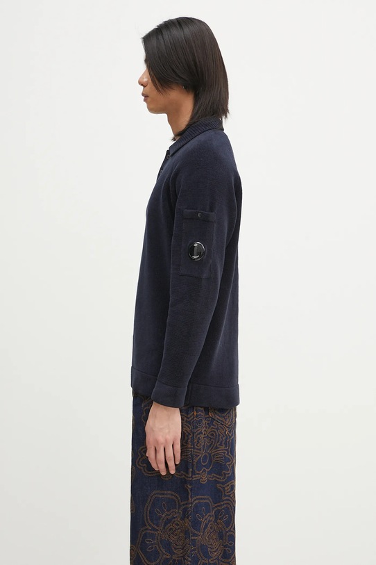 C.P. Company sweter bawełniany 18CMKN070A005687G granatowy SS25