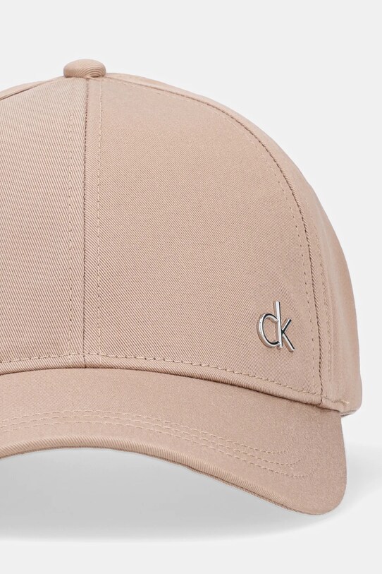 Памучна шапка с козирка Calvin Klein K60K613102 бежов SS25