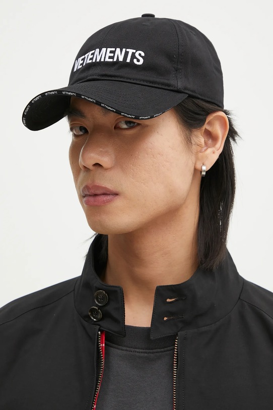 Шапка с козирка VETEMENTS Logo UA66CA120B черен SS25