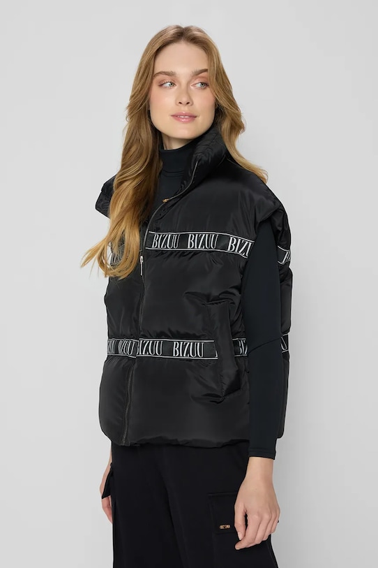 Péřová vesta Bizuu AYASE AYASE.CZARNY.KW černá SS25