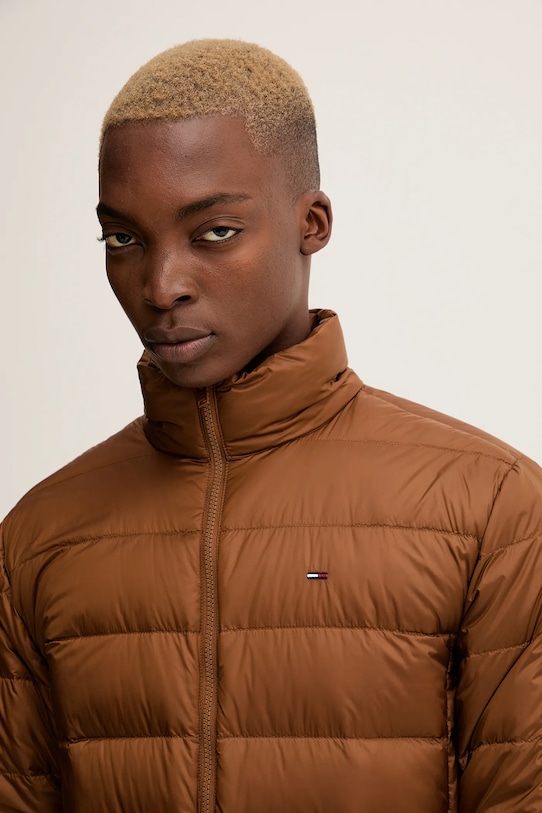 Páperová bunda Tommy Jeans hnedá DM0DM20658