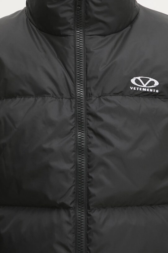 Пуховая куртка VETEMENTS Logo Puffer чёрный UA66JA350B
