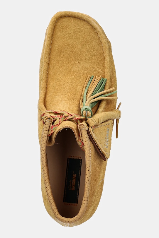 Semišové poltopánky Clarks Originals Wallabee Boot žltá 26181131