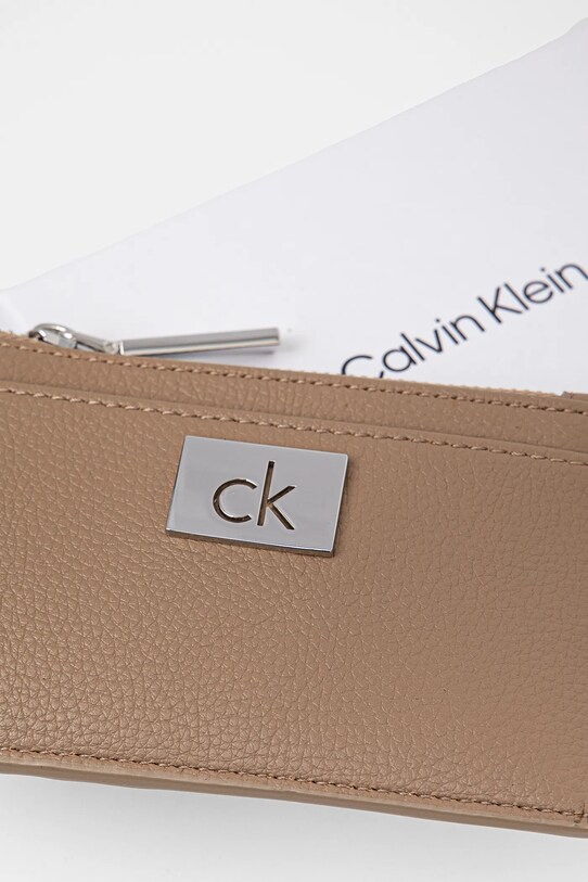 Calvin Klein portfel beżowy K60K612837