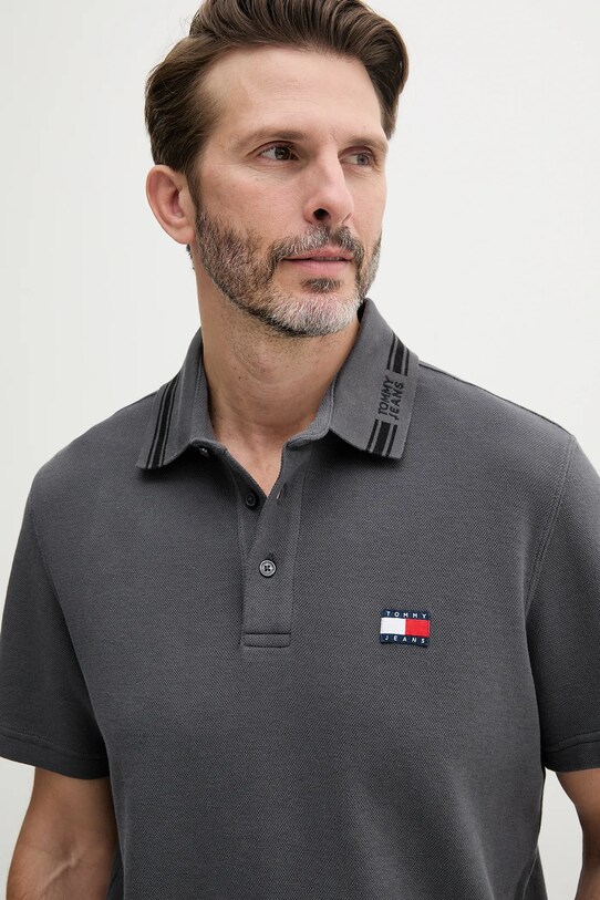 Памучна тениска с яка Tommy Jeans сив DM0DM20917