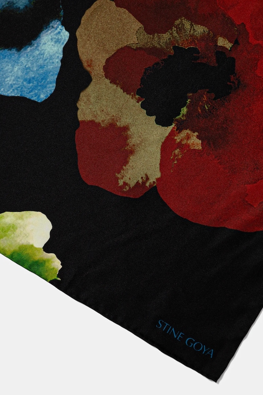 Svilena marama Stine Goya SG.PS25.A010.2287 crna SS25