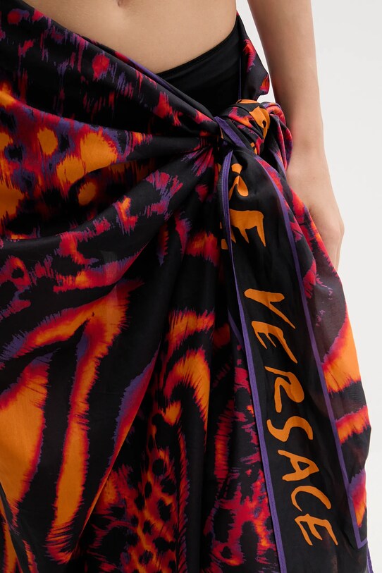 Versace Jeans Couture pareo z domieszką jedwabiu czarny 78HA7H04.ZG359