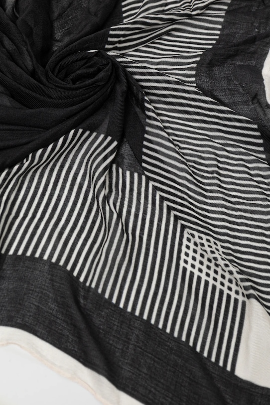 Šátek Sisley 64JUWU01T černá SS25