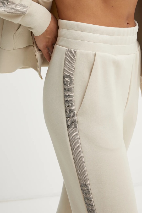 Guess pantaloni de trening VICTOIRE bej W5RB00.KBYE2