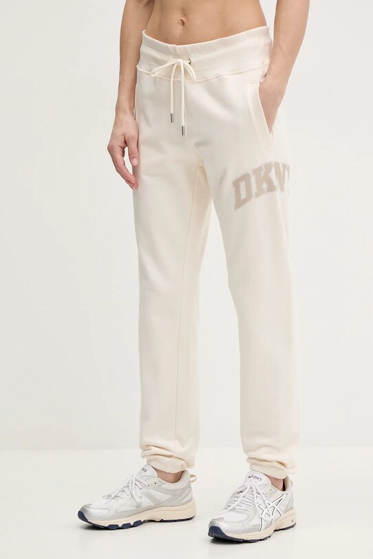 Bavlnené tepláky Dkny nášivka béžová DP5P3615.