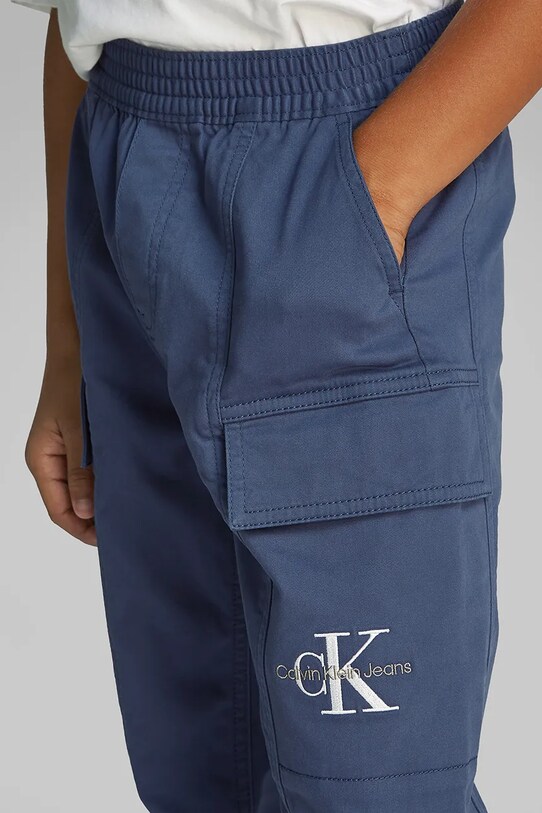 Детские брюки Calvin Klein Jeans ESSENTIAL WOVEN CARGO IB0IB02270.PPYA тёмно-синий