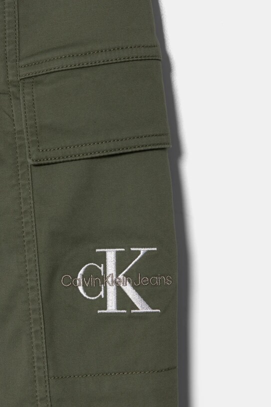 Мальчик Детские брюки Calvin Klein Jeans ESSENTIAL WOVEN CARGO IB0IB02270.PPYA зелёный