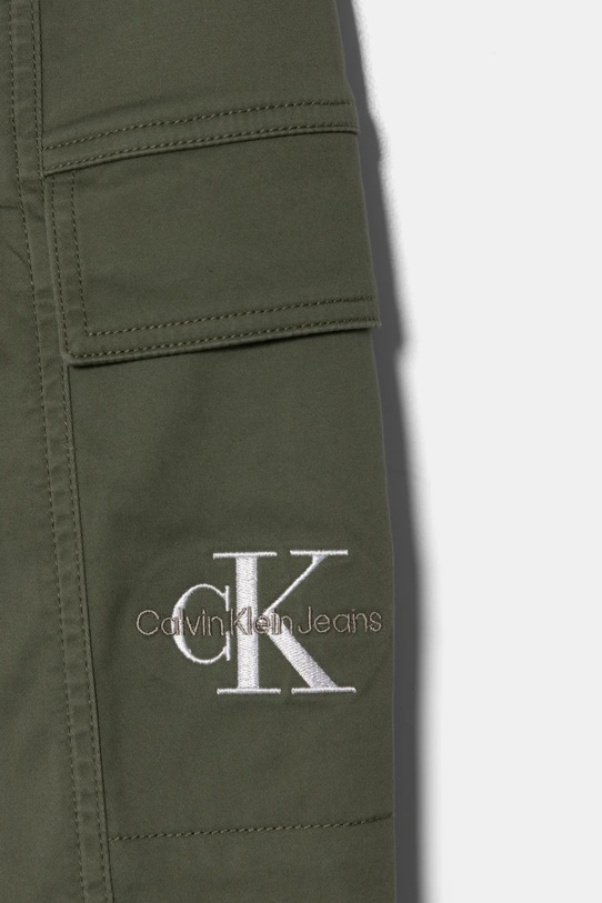 Chłopiec Calvin Klein Jeans spodnie dziecięce ESSENTIAL WOVEN CARGO IB0IB02270.PPYA zielony