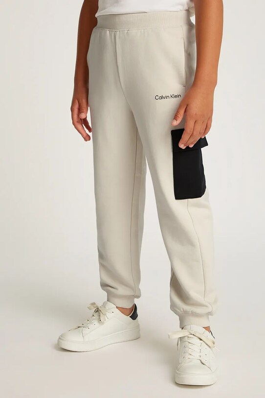 Dječji pamučni donji dio trenirke Calvin Klein Jeans BLOCK CARGO pletivo bež IB0IB02349.PPYA