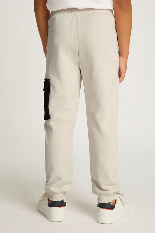 Dječji pamučni donji dio trenirke Calvin Klein Jeans BLOCK CARGO bež IB0IB02349.PPYA