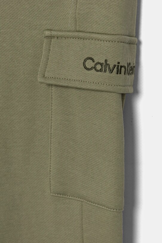 Хлопчик Дитячі бавовняні штани Calvin Klein Jeans RELAXED TAPERED LEG CARGO IB0IB02409.PPYA зелений