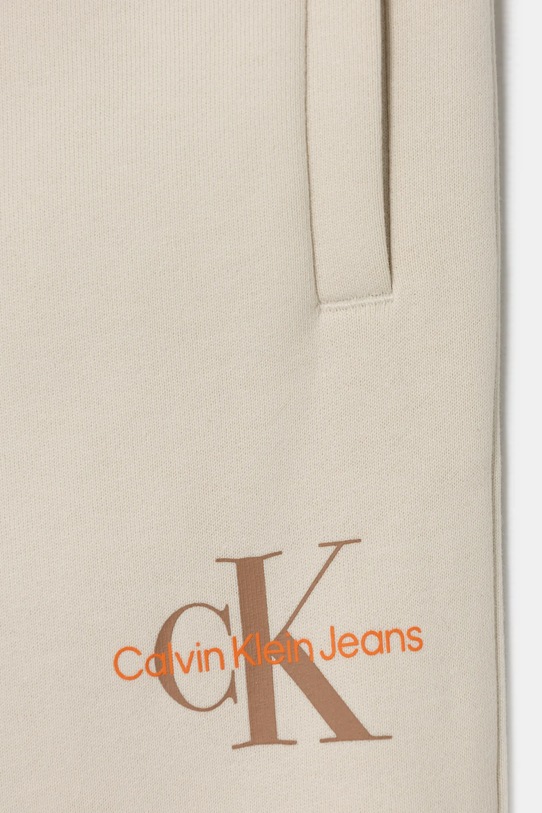 Chłopiec Calvin Klein Jeans spodnie dresowe bawełniane dziecięce IU0IU00285.PPYA beżowy