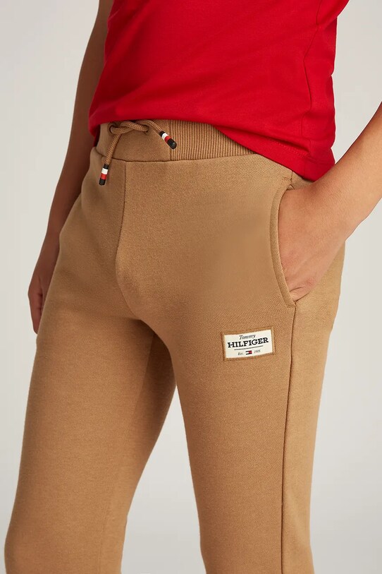 Дитячі спортивні штани Tommy Hilfiger KB0KB09308.104.122.PPYA коричневий