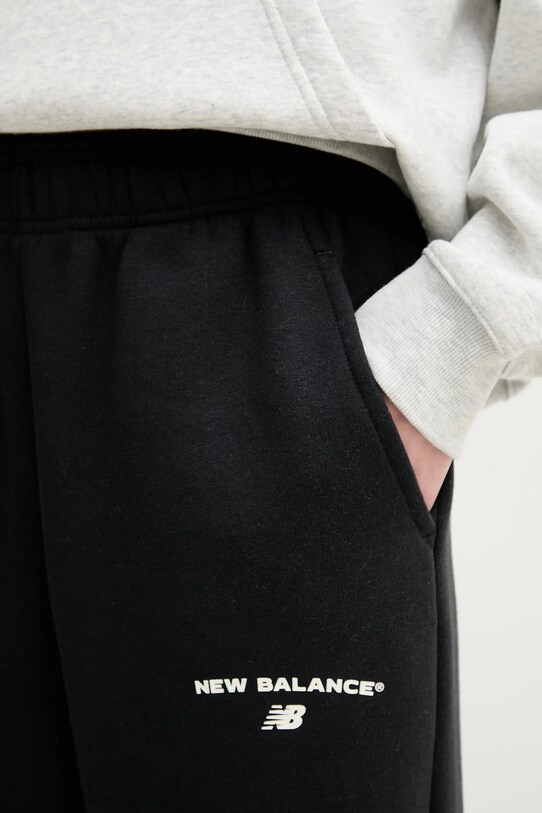 Tepláky New Balance čierna WP51500BK