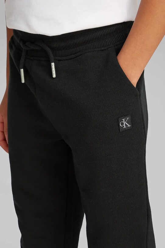 Calvin Klein Jeans gyerek melegítőnadrág IU0IU00621.PPYA fekete