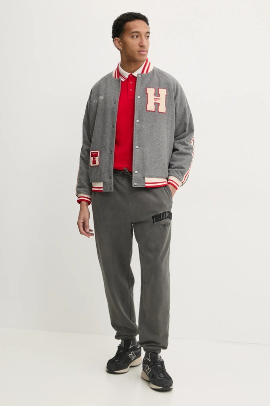 Бавовняні спортивні штани Tommy Jeans DM0DM20279 сірий SS25