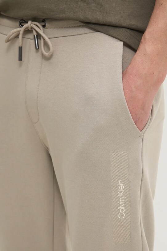 Βαμβακερό παντελόνι Calvin Klein μπεζ K10K113838