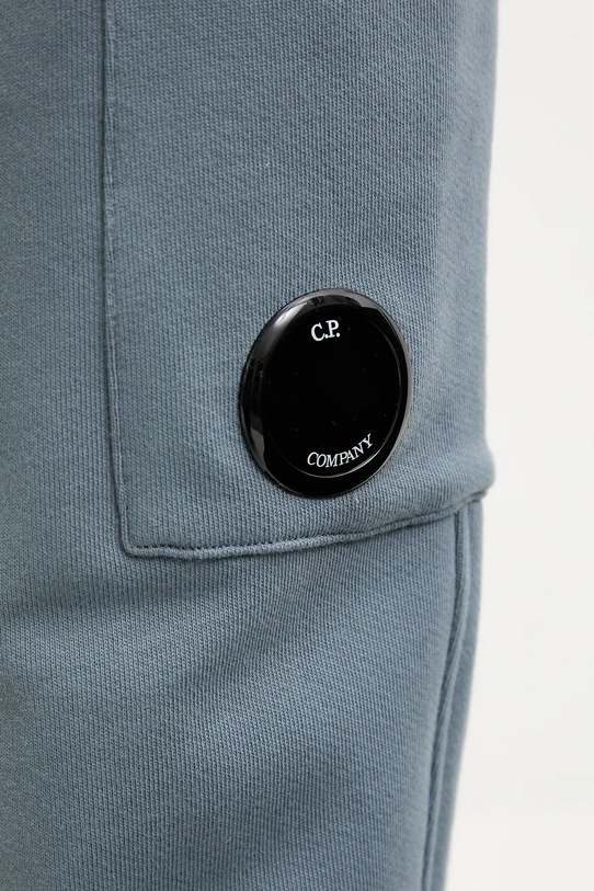 C.P. Company spodnie dresowe bawełniane niebieski 18CMSP017A005086W