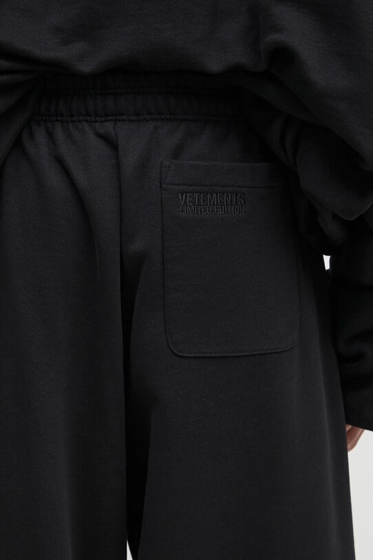 Tepláky VETEMENTS Embroidered Logo čierna UA66SP630B