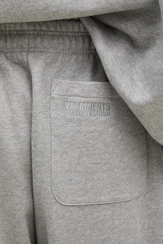 Donji dio trenirke VETEMENTS Embroidered Logo siva UA66SP630G