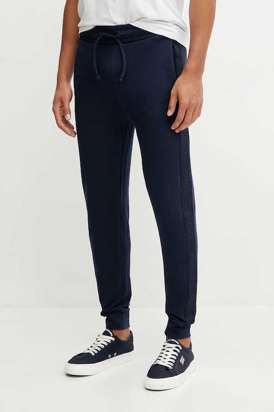 Παντελόνι lounge HUGO απλικέ σκούρο μπλε 50540918
