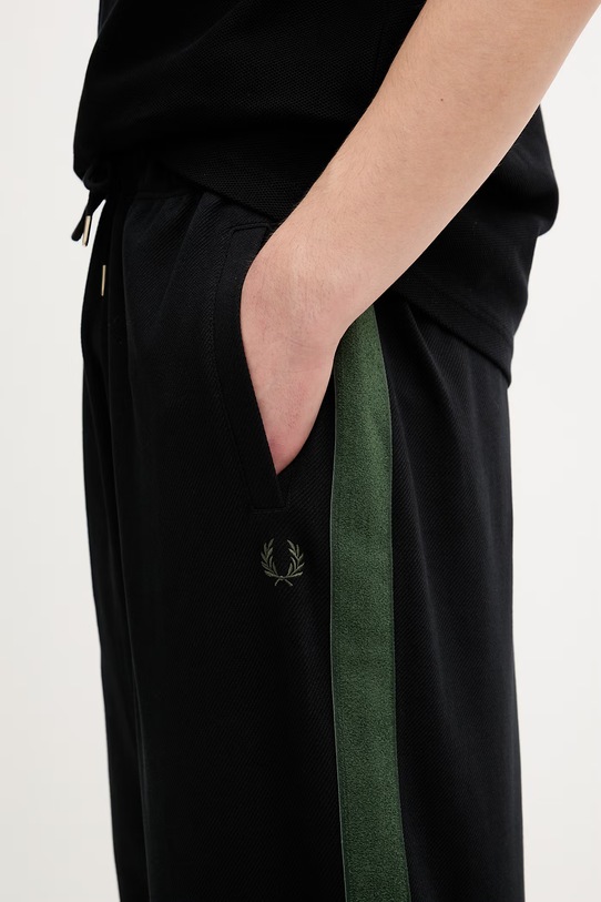 Fred Perry spodnie dresowe czarny T9511.102